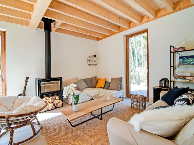 Wohnzimmer mit Holzofen